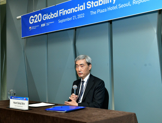 신현송 국제결제은행(BIS) 수석 이코노미스트 겸 조사국장이 21일 '주요 20개국(G20) 글로벌 금융안정 콘퍼런스' 참석차 가진 기자회견에서 발언하고 있다. <KDI 제공>